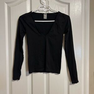 Aritzia Sunday Best SinchSeamless V-Neck Long Sleeve Top